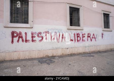 Un muro nel centro di Roma si è infilato di vernice rossa con le parole "Palestina libera” in segno di protesta contro la guerra israeliana di Hamas a Gaza Foto Stock