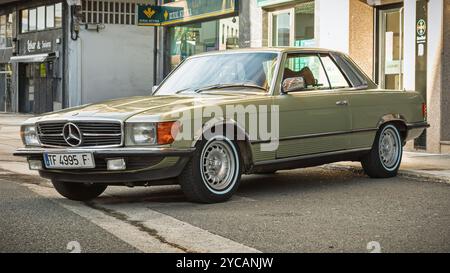 Urnieta, Spagna - 5 ottobre 2024: 1980 Mercedes-Benz 450SLC (C107, coupé) per le strade della città Foto Stock