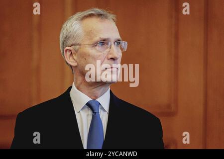 Jens Stoltenberg, ehemaliger Generalsekretaer der NATO, aufgenommen im Rahmen der Verleihung des Grosskreuzes des Verdienstordens der Bundesrepublik Deutschland an Jens Stoltenberg a Berlino, 22.10.2024. Berlin Deutschland *** Jens Stoltenberg, ex Segretario generale della NATO, nella foto durante la cerimonia di premiazione della Gran Croce dell'ordine al merito della Repubblica Federale di Germania a Jens Stoltenberg a Berlino, 22 10 2024 Berlino Germania Copyright: XFlorianxGaertnerx Foto Stock