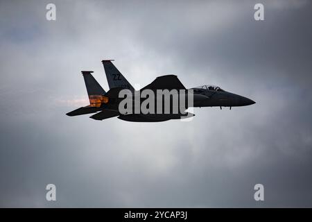 Un F-15C Fighting Eagle della U.S. Air Force con il 67th Fighter Squadron conduce operazioni di volo durante l'esercitazione Distant Frontier sulla Joint base Elmendo Foto Stock