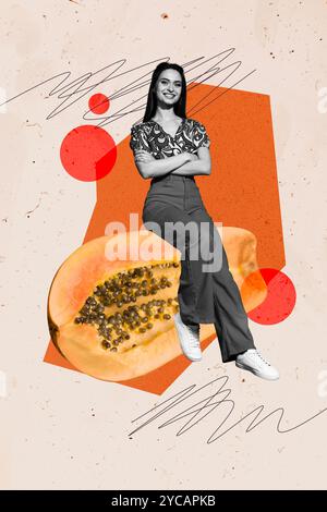 Immagine grafica in collage composito verticale immagine di una mini ragazza seduto su una grande papaya isolata su uno sfondo creativo Foto Stock