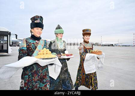 Kazan, Russia. 22 ottobre 2024. Giovani russi vestiti con costumi nazionali accolgono il presidente cinese Xi Jinping con tradizionale cortesia a Kazan, Russia, 22 ottobre 2024. XI è arrivato a Kazan martedì per il 16 ° vertice BRICS su invito del presidente della Federazione russa Vladimir Putin. Crediti: Yue Yuewei/Xinhua/Alamy Live News Foto Stock