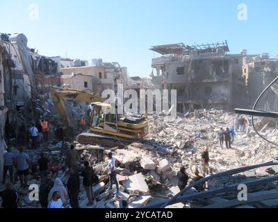 Beirut, Libano. 22 ottobre 2024. I soccorritori al lavoro a Jnah, vicino all'ospedale Rafic Hariri, dopo uno sciopero israeliano del lunedì notte hanno demolito diversi edifici, Beirut, Libano, 22 ottobre 2024. Secondo il Ministero della Sanità pubblica libanese, 13 persone sono state uccise, per lo più nel sonno, e 57 feriti. (Foto di Elisa Gestri/Sipa USA) credito: SIPA USA/Alamy Live News Foto Stock