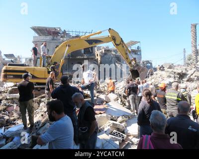 Beirut, Libano. 22 ottobre 2024. I soccorritori al lavoro a Jnah, vicino all'ospedale Rafic Hariri, dopo uno sciopero israeliano del lunedì notte hanno demolito diversi edifici, Beirut, Libano, 22 ottobre 2024. Secondo il Ministero della Sanità pubblica libanese, 13 persone sono state uccise, per lo più nel sonno, e 57 feriti. (Foto di Elisa Gestri/Sipa USA) credito: SIPA USA/Alamy Live News Foto Stock