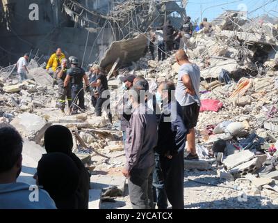 Beirut, Libano. 22 ottobre 2024. I soccorritori al lavoro a Jnah, vicino all'ospedale Rafic Hariri, dopo uno sciopero israeliano del lunedì notte hanno demolito diversi edifici, Beirut, Libano, 22 ottobre 2024. Secondo il Ministero della Sanità pubblica libanese, 13 persone sono state uccise, per lo più nel sonno, e 57 feriti. (Foto di Elisa Gestri/Sipa USA) credito: SIPA USA/Alamy Live News Foto Stock