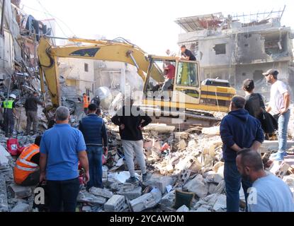 Beirut, Libano. 22 ottobre 2024. I soccorritori al lavoro a Jnah, vicino all'ospedale Rafic Hariri, dopo uno sciopero israeliano del lunedì notte hanno demolito diversi edifici, Beirut, Libano, 22 ottobre 2024. Secondo il Ministero della Sanità pubblica libanese, 13 persone sono state uccise, per lo più nel sonno, e 57 feriti. (Foto di Elisa Gestri/Sipa USA) credito: SIPA USA/Alamy Live News Foto Stock