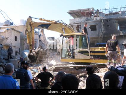 Beirut, Libano. 22 ottobre 2024. I soccorritori al lavoro a Jnah, vicino all'ospedale Rafic Hariri, dopo uno sciopero israeliano del lunedì notte hanno demolito diversi edifici, Beirut, Libano, 22 ottobre 2024. Secondo il Ministero della Sanità pubblica libanese, 13 persone sono state uccise, per lo più nel sonno, e 57 feriti. (Foto di Elisa Gestri/Sipa USA) credito: SIPA USA/Alamy Live News Foto Stock