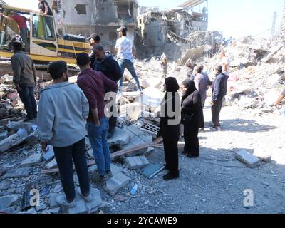 Beirut, Libano. 22 ottobre 2024. I soccorritori al lavoro a Jnah, vicino all'ospedale Rafic Hariri, dopo uno sciopero israeliano del lunedì notte hanno demolito diversi edifici, Beirut, Libano, 22 ottobre 2024. Secondo il Ministero della Sanità pubblica libanese, 13 persone sono state uccise, per lo più nel sonno, e 57 feriti. (Foto di Elisa Gestri/Sipa USA) credito: SIPA USA/Alamy Live News Foto Stock