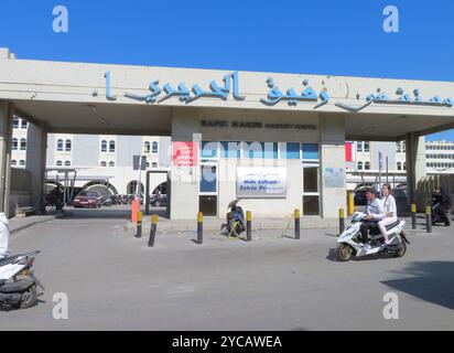 Beirut, Libano. 22 ottobre 2024. I soccorritori al lavoro a Jnah, vicino all'ospedale Rafic Hariri, dopo uno sciopero israeliano del lunedì notte hanno demolito diversi edifici, Beirut, Libano, 22 ottobre 2024. Secondo il Ministero della Sanità pubblica libanese, 13 persone sono state uccise, per lo più nel sonno, e 57 feriti. (Foto di Elisa Gestri/Sipa USA) credito: SIPA USA/Alamy Live News Foto Stock