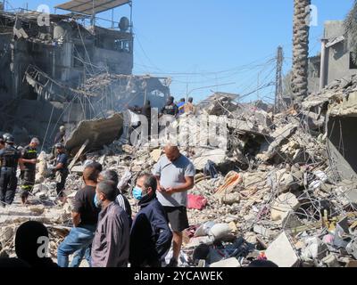 Beirut, Libano. 22 ottobre 2024. I soccorritori al lavoro a Jnah, vicino all'ospedale Rafic Hariri, dopo uno sciopero israeliano del lunedì notte hanno demolito diversi edifici, Beirut, Libano, 22 ottobre 2024. Secondo il Ministero della Sanità pubblica libanese, 13 persone sono state uccise, per lo più nel sonno, e 57 feriti. (Foto di Elisa Gestri/Sipa USA) credito: SIPA USA/Alamy Live News Foto Stock