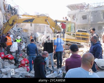 Beirut, Libano. 22 ottobre 2024. I soccorritori al lavoro a Jnah, vicino all'ospedale Rafic Hariri, dopo uno sciopero israeliano del lunedì notte hanno demolito diversi edifici, Beirut, Libano, 22 ottobre 2024. Secondo il Ministero della Sanità pubblica libanese, 13 persone sono state uccise, per lo più nel sonno, e 57 feriti. (Foto di Elisa Gestri/Sipa USA) credito: SIPA USA/Alamy Live News Foto Stock