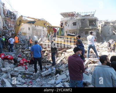 Beirut, Libano. 22 ottobre 2024. I soccorritori al lavoro a Jnah, vicino all'ospedale Rafic Hariri, dopo uno sciopero israeliano del lunedì notte hanno demolito diversi edifici, Beirut, Libano, 22 ottobre 2024. Secondo il Ministero della Sanità pubblica libanese, 13 persone sono state uccise, per lo più nel sonno, e 57 feriti. (Foto di Elisa Gestri/Sipa USA) credito: SIPA USA/Alamy Live News Foto Stock