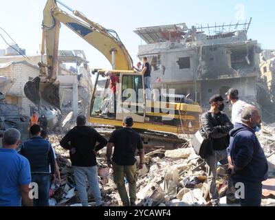 Beirut, Libano. 22 ottobre 2024. I soccorritori al lavoro a Jnah, vicino all'ospedale Rafic Hariri, dopo uno sciopero israeliano del lunedì notte hanno demolito diversi edifici, Beirut, Libano, 22 ottobre 2024. Secondo il Ministero della Sanità pubblica libanese, 13 persone sono state uccise, per lo più nel sonno, e 57 feriti. (Foto di Elisa Gestri/Sipa USA) credito: SIPA USA/Alamy Live News Foto Stock