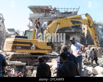 Beirut, Libano. 22 ottobre 2024. I soccorritori al lavoro a Jnah, vicino all'ospedale Rafic Hariri, dopo uno sciopero israeliano del lunedì notte hanno demolito diversi edifici, Beirut, Libano, 22 ottobre 2024. Secondo il Ministero della Sanità pubblica libanese, 13 persone sono state uccise, per lo più nel sonno, e 57 feriti. (Foto di Elisa Gestri/Sipa USA) credito: SIPA USA/Alamy Live News Foto Stock