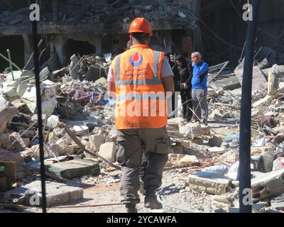 Beirut, Libano. 22 ottobre 2024. I soccorritori al lavoro a Jnah, vicino all'ospedale Rafic Hariri, dopo uno sciopero israeliano del lunedì notte hanno demolito diversi edifici, Beirut, Libano, 22 ottobre 2024. Secondo il Ministero della Sanità pubblica libanese, 13 persone sono state uccise, per lo più nel sonno, e 57 feriti. (Foto di Elisa Gestri/Sipa USA) credito: SIPA USA/Alamy Live News Foto Stock