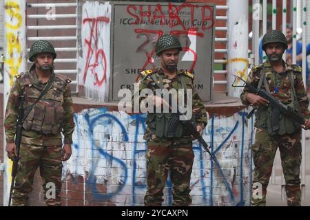 I membri della Law-Enforce sono di guardia davanti allo Sher-e-Bangla National Cricket Stadium di Mirpur, Dacca, Bangladesh, 20 ottobre 2024. Foto Stock