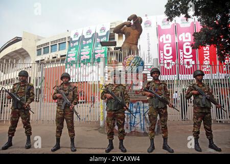 I membri della Law-Enforce sono di guardia davanti allo Sher-e-Bangla National Cricket Stadium di Mirpur, Dacca, Bangladesh, 20 ottobre 2024. Foto Stock