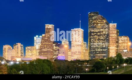 Skyline di Houston di notte a Houston, Texas Foto Stock
