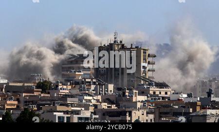 Pneumatico, Libano. 22 ottobre 2024. Il fumo sale sopra gli edifici di un attacco aereo israeliano che ha preso di mira il villaggio di al-Hawsh fuori Tyre City, Libano, martedì 22 ottobre 2024. Tredici persone, tra cui un bambino, sono state uccise e 57 sono state ferite in uno sciopero israeliano nei pressi dell'ospedale universitario Rafik Hariri a sud di Beirut, Ministero della salute pubblica libanese. Foto di Nizar Kashmar/UPI credito: UPI/Alamy Live News Foto Stock