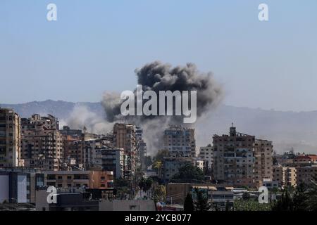 Pneumatico, Libano. 22 ottobre 2024. Il fumo sale sopra gli edifici di un attacco aereo israeliano che ha preso di mira il villaggio di al-Hawsh fuori Tyre City, Libano, martedì 22 ottobre 2024. Tredici persone, tra cui un bambino, sono state uccise e 57 sono state ferite in uno sciopero israeliano nei pressi dell'ospedale universitario Rafik Hariri a sud di Beirut, Ministero della salute pubblica libanese. Foto di Nizar Kashmar/UPI credito: UPI/Alamy Live News Foto Stock