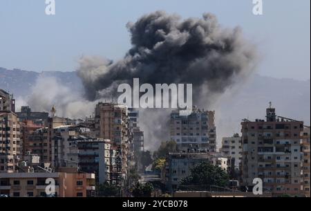 Pneumatico, Libano. 22 ottobre 2024. Il fumo sale sopra gli edifici di un attacco aereo israeliano che ha preso di mira il villaggio di al-Hawsh fuori Tyre City, Libano, martedì 22 ottobre 2024. Tredici persone, tra cui un bambino, sono state uccise e 57 sono state ferite in uno sciopero israeliano nei pressi dell'ospedale universitario Rafik Hariri a sud di Beirut, Ministero della salute pubblica libanese. Foto di Nizar Kashmar/UPI credito: UPI/Alamy Live News Foto Stock