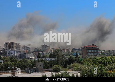 Pneumatico, Libano. 22 ottobre 2024. Il fumo sale sopra gli edifici di un attacco aereo israeliano che ha preso di mira il villaggio di al-Hawsh fuori Tyre City, Libano, martedì 22 ottobre 2024. Tredici persone, tra cui un bambino, sono state uccise e 57 sono state ferite in uno sciopero israeliano nei pressi dell'ospedale universitario Rafik Hariri a sud di Beirut, Ministero della salute pubblica libanese. Foto di Nizar Kashmar/UPI credito: UPI/Alamy Live News Foto Stock