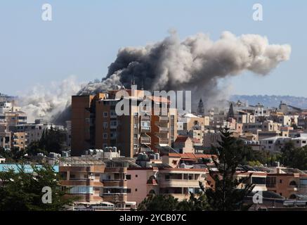 Pneumatico, Libano. 22 ottobre 2024. Il fumo sale sopra gli edifici di un attacco aereo israeliano che ha preso di mira il villaggio di al-Hawsh fuori Tyre City, Libano, martedì 22 ottobre 2024. Tredici persone, tra cui un bambino, sono state uccise e 57 sono state ferite in uno sciopero israeliano nei pressi dell'ospedale universitario Rafik Hariri a sud di Beirut, Ministero della salute pubblica libanese. Foto di Nizar Kashmar/UPI credito: UPI/Alamy Live News Foto Stock