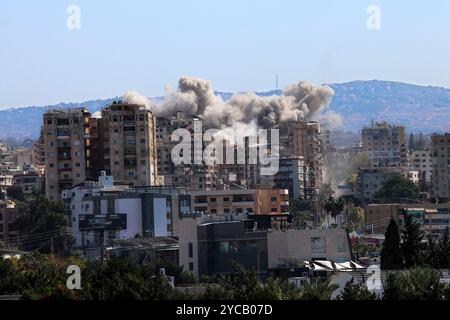 Pneumatico, Libano. 22 ottobre 2024. Il fumo sale sopra gli edifici di un attacco aereo israeliano che ha preso di mira il villaggio di al-Hawsh fuori Tyre City, Libano, martedì 22 ottobre 2024. Tredici persone, tra cui un bambino, sono state uccise e 57 sono state ferite in uno sciopero israeliano nei pressi dell'ospedale universitario Rafik Hariri a sud di Beirut, Ministero della salute pubblica libanese. Foto di Nizar Kashmar/UPI credito: UPI/Alamy Live News Foto Stock