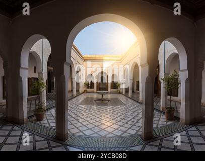 Il Palazzo Bahia di Marrakech presenta una splendida architettura marocchina con arcate, piastrelle a mosaico e un tranquillo cortile, rendendolo una destinazione privilegiata Foto Stock