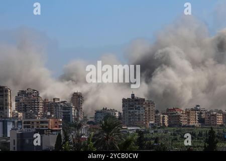 Pneumatico, Libano. 22 ottobre 2024. Il fumo sale sopra gli edifici di un attacco aereo israeliano che ha preso di mira il villaggio di al-Hawsh fuori Tyre City, Libano, martedì 22 ottobre 2024. Tredici persone, tra cui un bambino, sono state uccise e 57 sono state ferite in uno sciopero israeliano nei pressi dell'ospedale universitario Rafik Hariri a sud di Beirut, Ministero della salute pubblica libanese. Foto di Nizar Kashmar/UPI credito: UPI/Alamy Live News Foto Stock