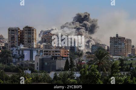 Pneumatico, Libano. 22 ottobre 2024. Il fumo sale sopra gli edifici di un attacco aereo israeliano che ha preso di mira il villaggio di al-Hawsh fuori Tyre City, Libano, martedì 22 ottobre 2024. Tredici persone, tra cui un bambino, sono state uccise e 57 sono state ferite in uno sciopero israeliano nei pressi dell'ospedale universitario Rafik Hariri a sud di Beirut, Ministero della salute pubblica libanese. Foto di Nizar Kashmar/UPI credito: UPI/Alamy Live News Foto Stock