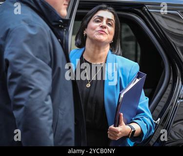 Londra, Regno Unito. 22 ottobre 2024. Shabana Mahmood, Segretario di Stato per la giustizia, Lord Cancelliere, deputato Birmingham Ladywood. I ministri del governo britannico partecipano alla riunione del gabinetto di governo a Downing Street, Londra, Regno Unito Credit: Imageplotter/Alamy Live News Foto Stock