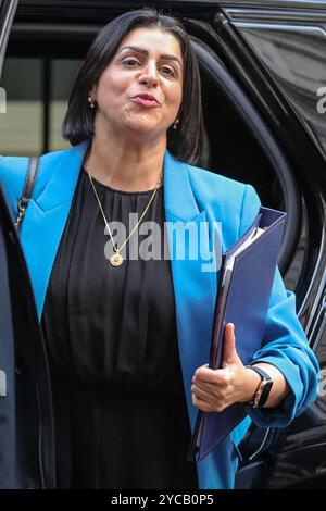 Londra, Regno Unito. 22 ottobre 2024. Shabana Mahmood, Segretario di Stato per la giustizia, Lord Cancelliere, deputato Birmingham Ladywood. I ministri del governo britannico partecipano alla riunione del gabinetto di governo a Downing Street, Londra, Regno Unito Credit: Imageplotter/Alamy Live News Foto Stock