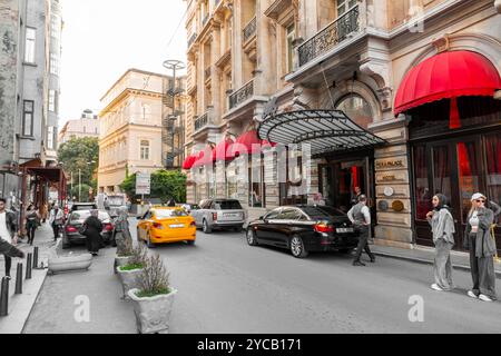 Istanbul, Turkiye - 8 ottobre 2024: Vista dalle strade Beyoglu, architettura generica nel quartiere più trafficato di Istanbul. Foto Stock