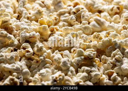 Un'immagine ad alta risoluzione che cattura la consistenza e i dettagli dei popcorn, richiamando ricordi di serate cinematografiche e carnevali. Foto Stock