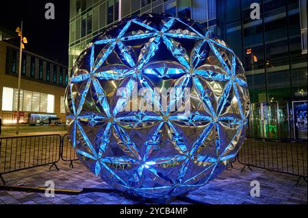 Il Lightpool Festival si tiene ogni anno durante l'illuminazione di Blackpool durante le vacanze scolastiche a metà mandato. La sfera di luce Foto Stock