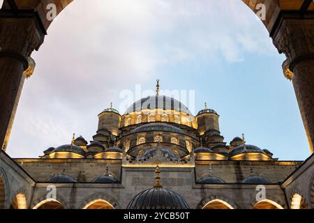 Una vista accattivante della nuova Moschea, conosciuta anche come Yeni Cami, a Istanbul durante l'ora d'oro. La luce calda mette in risalto la complessa architettura e. Foto Stock