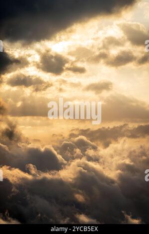 Questa immagine cattura un affascinante tramonto nuvoloso, permeando i cieli sereni sopra la lussureggiante foresta pluviale della Costa Rica Foto Stock