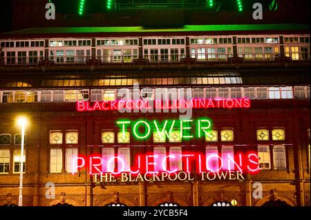 Il Lightpool Festival si tiene ogni anno durante l'illuminazione di Blackpool durante le vacanze scolastiche a metà mandato. Proiezioni della torre Foto Stock