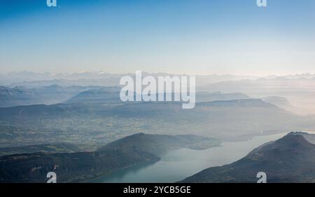 Immagini mozzafiato che catturano le Alpi mozzafiato e i tranquilli laghi da una prospettiva elevata sopra le nuvole cieli limpidi e la foschia dell'altitudine Foto Stock