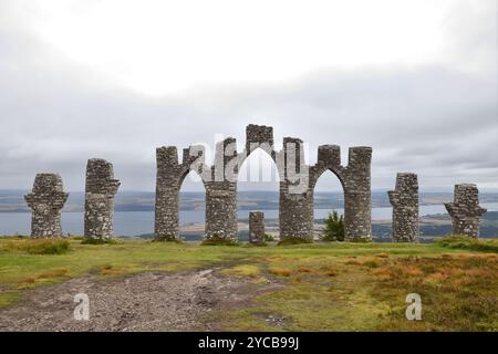 Il Fyrish Monument è un monumento costruito nel 1782 sulla cima di Fyrish Hill a Evanton, vicino ad Alness, che si affaccia sul Cromarty Firth, Easter Ross, Scozia Foto Stock