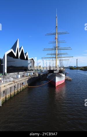 La nave Glenlee con lo scafo in ferro era ormeggiata accanto al museo dei trasporti di Glasgow sul fiume Clyde, in Scozia. Foto Stock