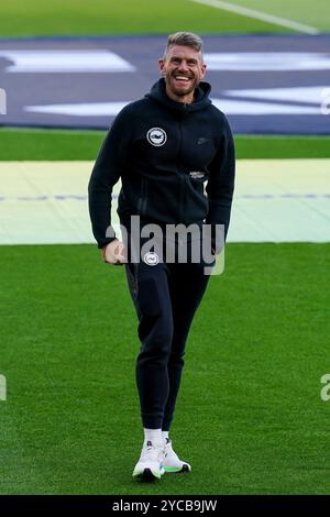 Newcastle, Regno Unito. 19 ottobre 2024. Allenatore di portieri Jack Stern durante la partita di Newcastle United FC contro Brighton & Hove Albion FC English Premier League al St James' Park, Newcastle, Inghilterra, Regno Unito il 19 ottobre 2024 Credit: Every Second Media/Alamy Live News Foto Stock