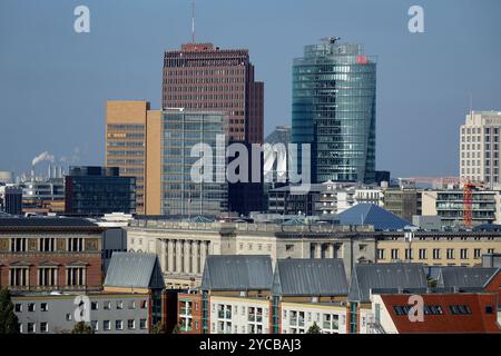 Gebäude am Potsdamer Platz Gebäude am Potsdamer Platz, 19.10.2024, Kreuzberg, Mitte, Berlino, Hinter einem Häusermeer sind die Hochhäuser am Potsdamer Platz zu sehen. *** Edificio a Potsdamer Platz Building a Potsdamer Platz, 19 10 2024, Kreuzberg, Mitte, Berlino, gli alti edifici di Potsdamer Platz possono essere visti dietro un mare di case Foto Stock