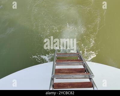 Sentiero per barche nel mare, vista dalla poppa alla scala di metallo, Mar Baltico Foto Stock
