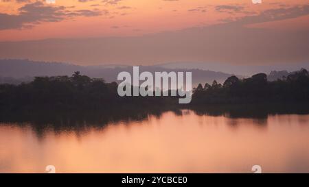 Alba su un lago nell'Uganda rurale Foto Stock