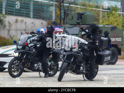 Goyang, Corea del Sud. 22 ottobre 2024. I motociclisti della polizia militare dell'Esercito sudcoreano partecipano alle esercitazioni di risposta alle crisi provocatorie a Goyang, a nord di Seul. Credito: SOPA Images Limited/Alamy Live News Foto Stock