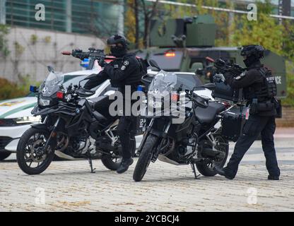 Goyang, Corea del Sud. 22 ottobre 2024. I motociclisti della polizia militare dell'Esercito sudcoreano partecipano alle esercitazioni di risposta alle crisi provocatorie a Goyang, a nord di Seul. Credito: SOPA Images Limited/Alamy Live News Foto Stock