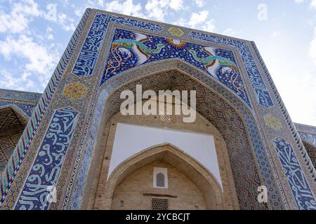 Facciata della Madrasa Nadir Devanbegi situata nella città vecchia di Bukhara, Uzbekistan Foto Stock