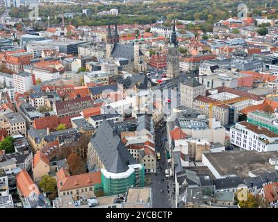 22.10.2024 Sachsen Anhalt Sachsen-Anhalt Halle Saale Luftbild Luftaufnahme Ansicht Stadtansicht in Richtung Markt Marktplatz *** 22 10 2024 Sassonia Anhalt Sassonia Anhalt Halle Saale Vista aerea Vista della città verso il mercato del mercato Foto Stock